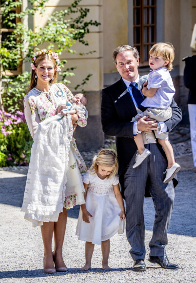 BOR I UTLANDET: Familien har de siste årene bodd i utlandet. Her er de under prinsesse Adriennes dåp i 2018. Foto: NTB Scanpix BOR I UTLANDET: Familien har de siste årene bodd i utlandet. Her er de under prinsesse Adriennes dåp i 2018. Foto: NTB Scanpix